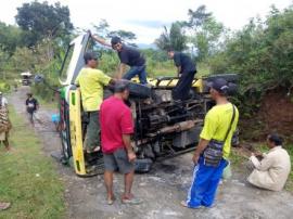 Dam Truk Terguling di Jalur Keluar Embung