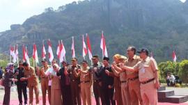 Merah Putih Raksasa di puncak Tebing Bucu, Gunung api  purba