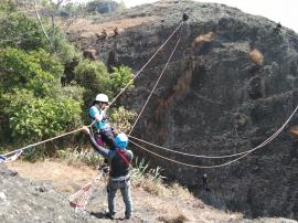 Permainan Cliffswing di Puncak kampung Pitu