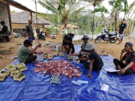 Mengikuti Anjuran Pemerintah, Besek Sebagai Wadah Daging Qurban