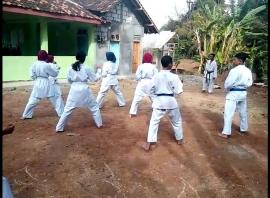 Berlatih Karate di Dusun Nglanggerankulon