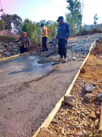 Kegiatan Rabat Jalan di Dusun Nglanggeran Kulon 