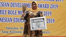 Bawa Maju Gunungkidul, Hj Badingah Ssos Raih Penghargaan IBL Award