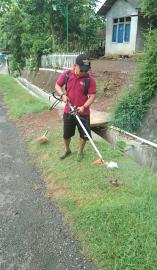 Gotong Royong Babat Rumput Liar di wilayah Desa Nglanggeran