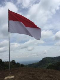 Pemasangan Bendera di Puncak Gunung Api Purba Nglanggeran