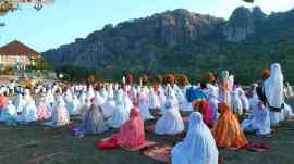 Sholat Ied di Parkiran Embung Nglanggeran