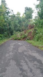 Akses Jalan ke Nglanggeran Tertutup Total Oleh Longsoran Batu Besar