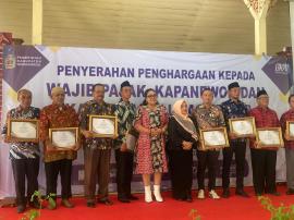 Kalurahan Nglanggeran Terima Penghargaan Pelunasan Pajak PBB P-2